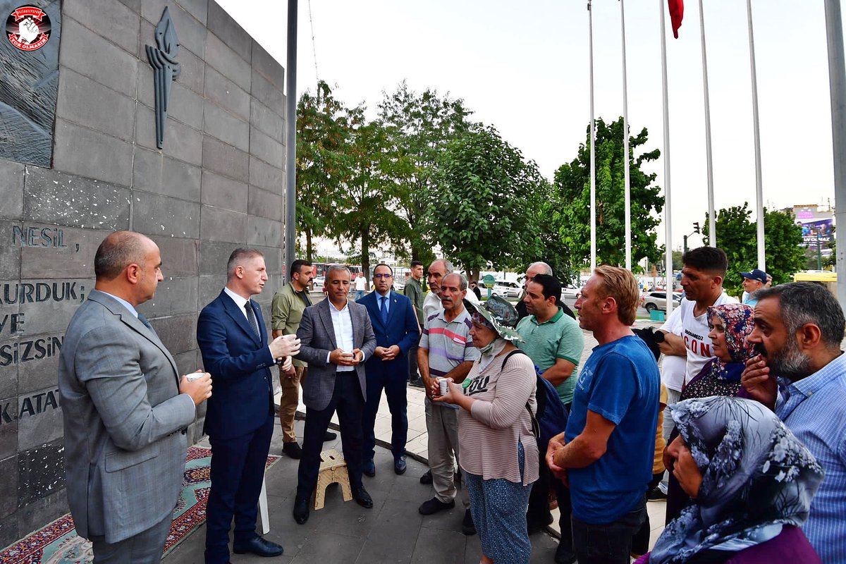 Gaziantep Valiliği, 
Büyükşehir, Şahinbey ve Şehitkamil Belediyeleri işbirliğiyle Gaziantepspor çalışanlarının kulüpten kalan alacaklarını ödeyeceğini açıkladı. 

Evet, borç bizim değil ama hemşehrilerimiz bizim!

"İnsanı yaşat ki devlet yaşasın." (Davut GÜL)
#Gaziantepspor 🔴⚫