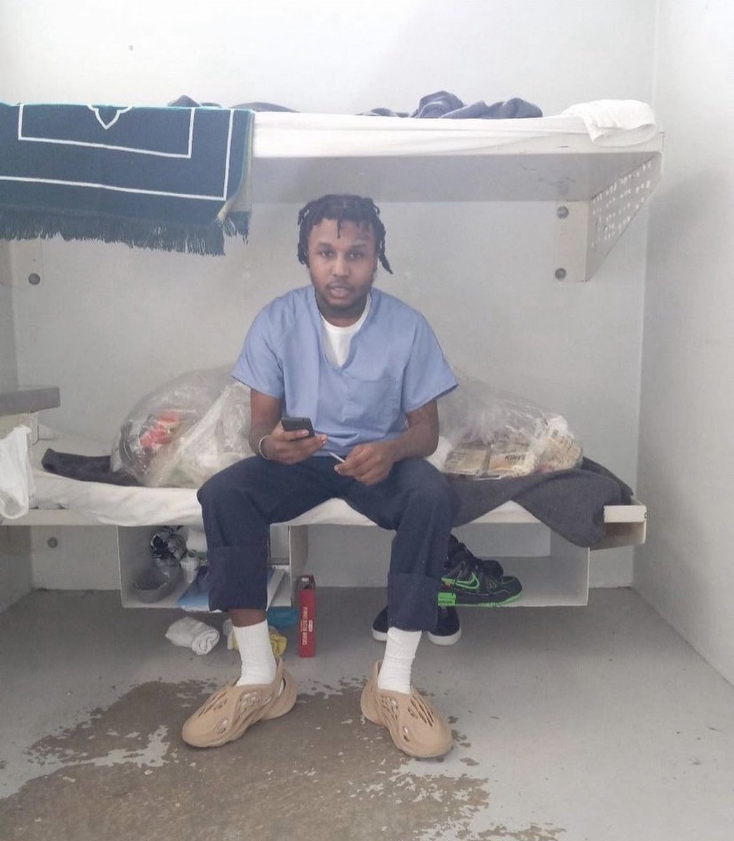 ValiantBiz's tweet photo. Bro is in jail and got Foam Runners on and even Off-White Dunks lmao 😭 https://t.co/AHhwoOeacf