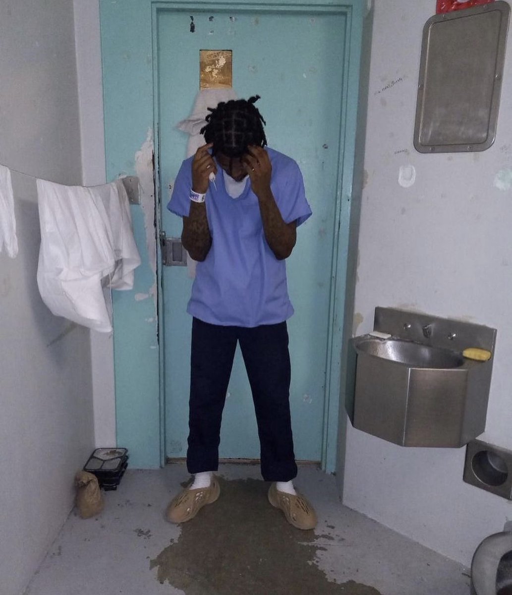 ValiantBiz's tweet photo. Bro is in jail and got Foam Runners on and even Off-White Dunks lmao 😭 https://t.co/AHhwoOeacf