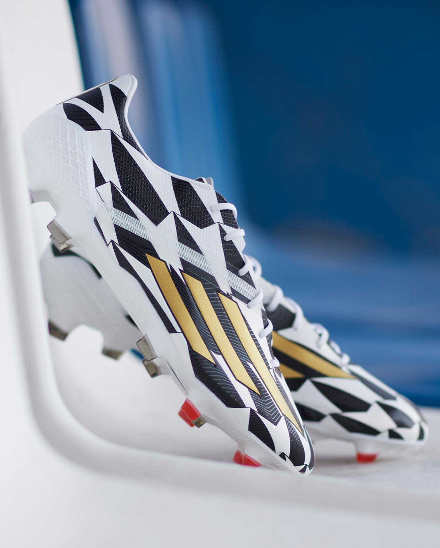 perecer Sofocante Contratación Marca de Gol on Twitter: "⚪️⚫️ @adidasfootball lanzó la nueva colección de  botines 'Speed Legacy Pack'. Destaca el remake de los icónicos F50 adizero  de la Copa del Mundo de Brasil 2014. ¿