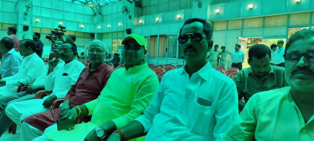 pushkarmishra09's tweet photo. #धमदाहा पूर्णियां की लोकप्रिय MLA श्रीमती @LeshiSingh जी के मंत्री पद के शपथ ग्रहण समारोह में ��ुझे शामिल होने का अवसर मिला, जिसके लिए मैं शीर्ष नेतृत्व का धन्यवाद करता हूं।🙏

मंत्री पद की सपथ लेने पर आपको हार्दिक बधाई व शुभकामनाएं देता हूं।

ईश्वर आपको यशस्वी रखें।🙏

@Jduonline https://t.co/B3Y68DBgiY