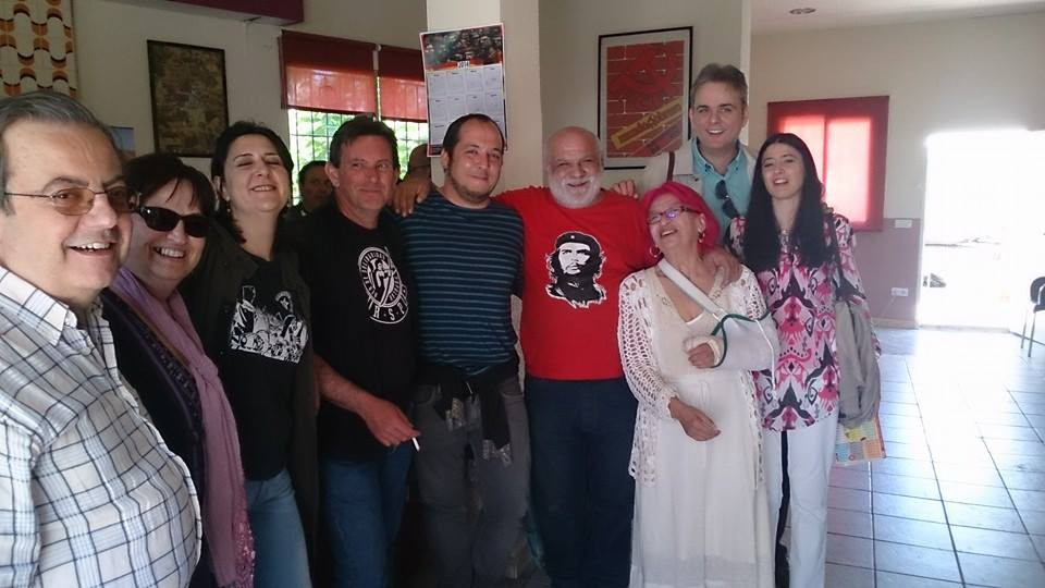 antonio_arnau's tweet photo. @RosaPerezGarijo Quan un amic se'n va, i és "Compañero del alma, Compañero".
Quan els ningú, les de baix, els pobles, es queden un poc més sols, perque se'n va de vacances -amb l'Ovidi- un dels nostres. Dels q #Sumen.
Llavors entenem al temps, el pesimisme de la raó i l'optimisme de la voluntat https://t.co/tLqPJJDjWq