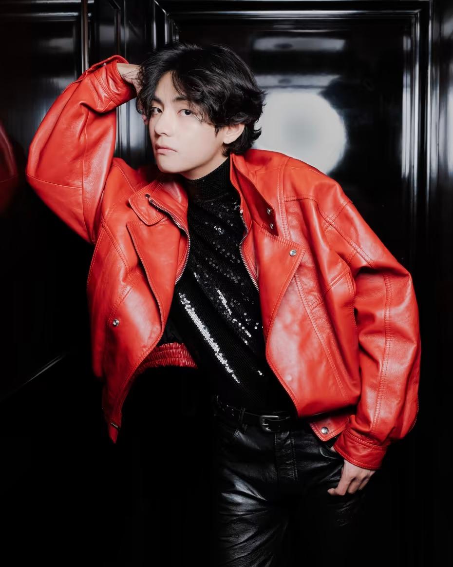 fashionsnap's tweet photo. 【追加】「セリーヌ オム」23年サマーコレクションのショーに出席したBTSのVの��子を収めたインタビュー動画を公開。
https://t.co/WuMpZSi742 @BTS_twt @bts_bighit https://t.co/f2ETCa4yIu