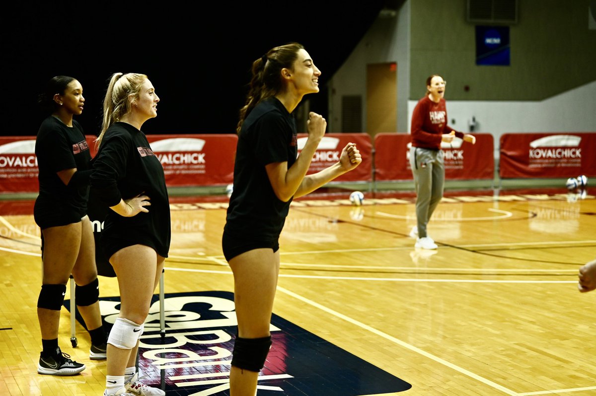 IUPVB's tweet photo. Just out here doing our thing 😎😤

#TalonsUp | #VolleyHawks https://t.co/Sc58gXeoQc