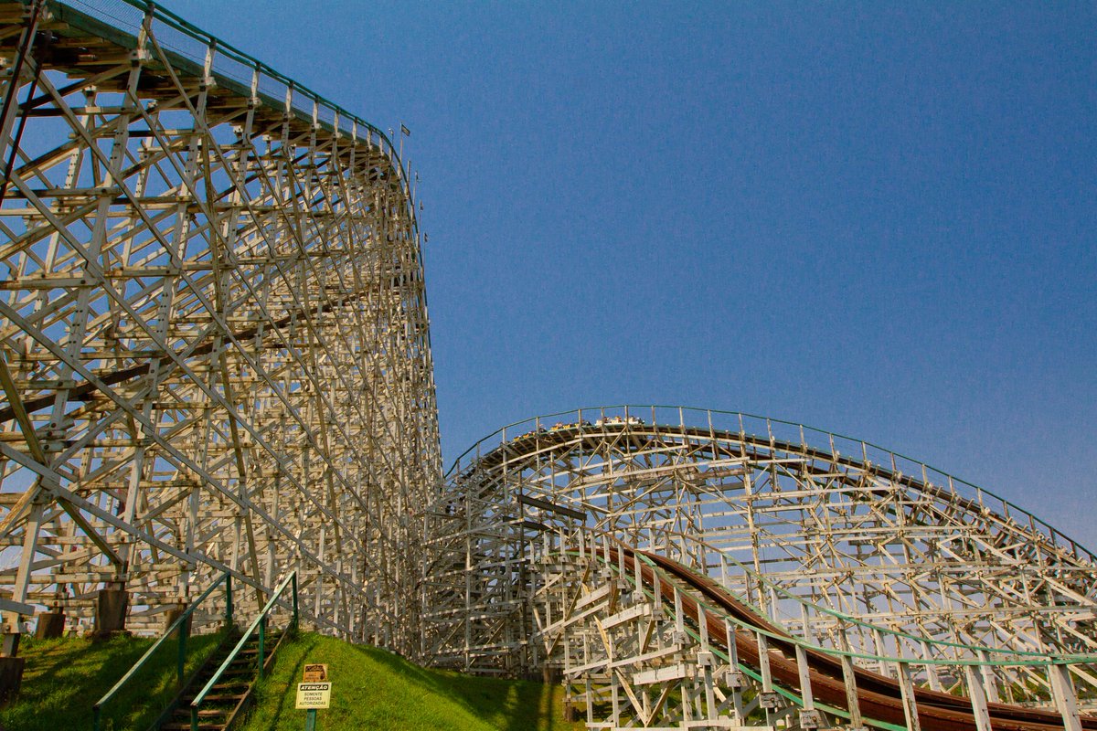 hopihari's tweet photo. Tá! É altura pra lá, looping pra cá, curva pra todo lado. Mas e a parte que andar de Montanha-Russa ajuda na cura de pedras nos rins? 🤯 #RollerCoasterDay https://t.co/wl4BXMQKqB