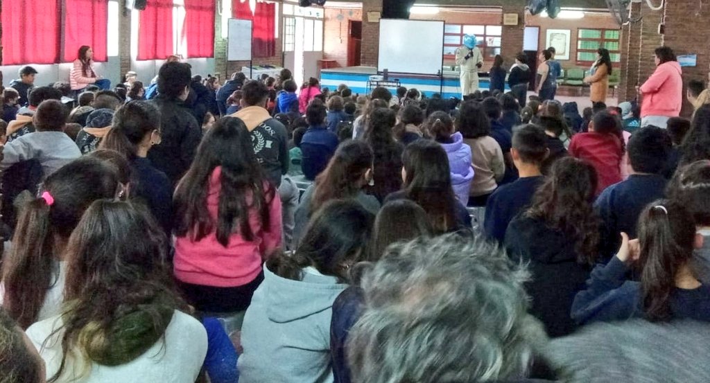 PilotoX1's tweet photo. Arrancamos festejo de los #12Años de la mejor manera #CharlasViales en la previa @TopRaceOk Rosario @AutodromoRos @MuniRosario
Gracias Escuelas 109 y 565 en su turno mañana👍.
#TRRosario #Inclusión #TopRace
#PilotoTango #PilotoX #Rosario https://t.co/1ADbSygo7X