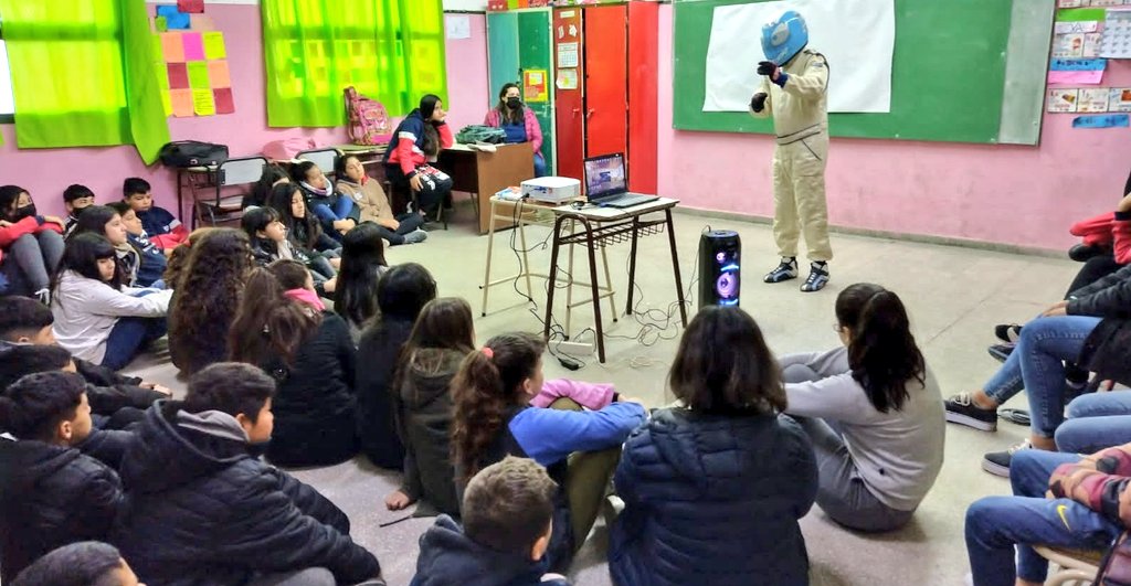 PilotoX1's tweet photo. Arrancamos festejo de los #12Años de la mejor manera #CharlasViales en la previa @TopRaceOk Rosario @AutodromoRos @MuniRosario
Gracias Escuelas 109 y 565 en su turno mañana👍.
#TRRosario #Inclusión #TopRace
#PilotoTango #PilotoX #Rosario https://t.co/1ADbSygo7X