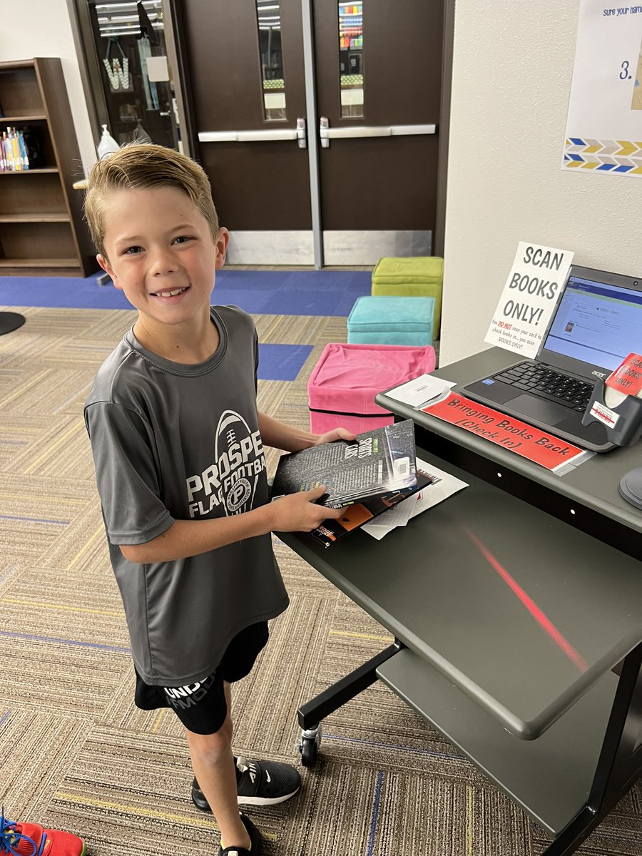 ChelsiHenry's tweet photo. Today was full of 3rd grade classes, a life skills class and some repeat patrons already! 3 golden tickets have been found so far and it’s been SO exciting! @Boyer_Elem_PISD @PISD_Libraries #bestofboyer #pisd_libraries https://t.co/AMrVPmJaJu