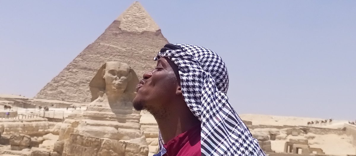 AGBEMAVOTino's tweet photo. Ici en #egypt🇪🇬 ,
les hommes se font la bise 😅,
les femmes se font la bise😁
mais un homme ne peut pas faire la bise à une femme🥲.
En tout cas, moi j'ai fais la bise là-bas 🕺🕺🕺
Venez me taper🏇🏇
#visitalexandria #visitegypt🇪🇬 #visitcairo #visitbenin https://t.co/yV7TLsQLer