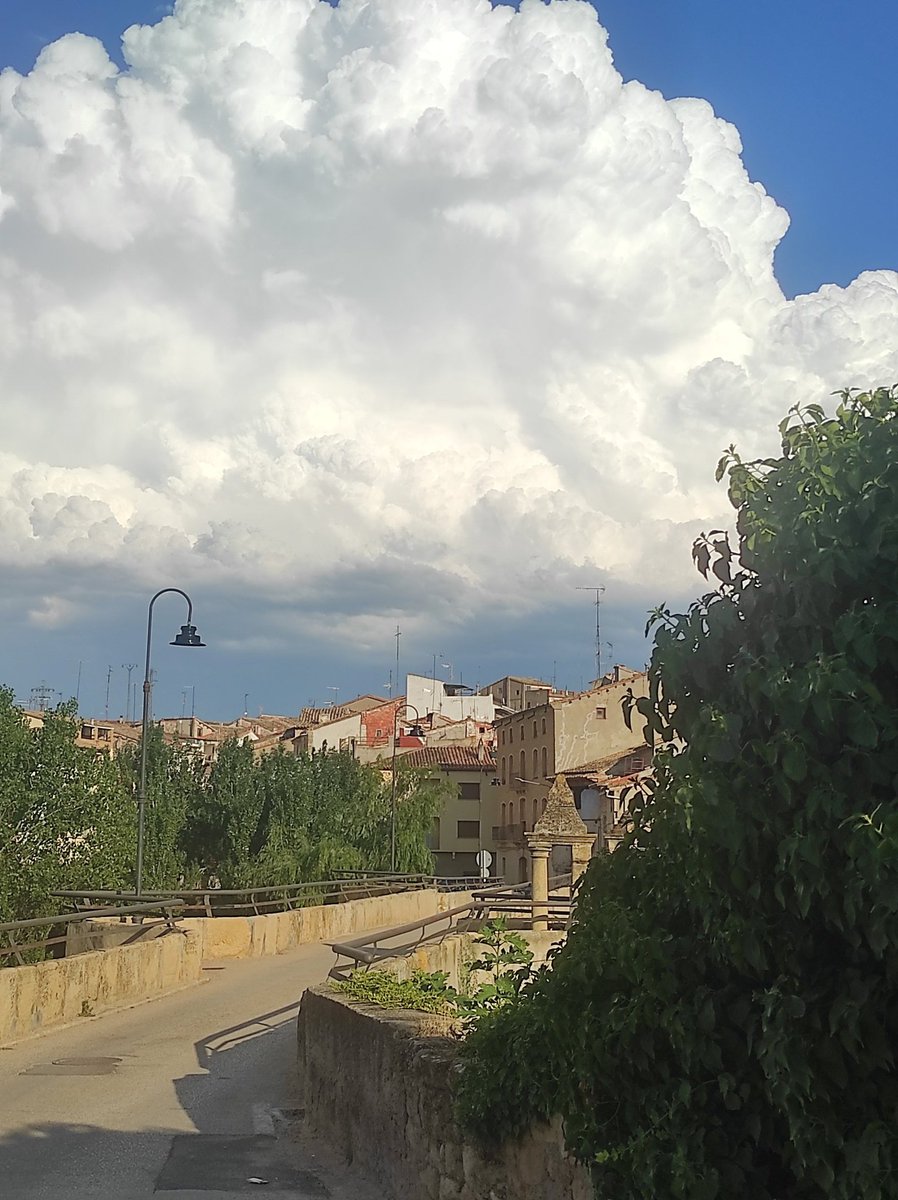 Albertoalka's tweet photo. La #tormenta que está afectando a los puertos de #beceite vista desde la localidad de #castelseras en el #bajoaragon 
@AEMET_Aragon 
@tiempobrasero 
@meteo_aragon https://t.co/snWKvs8cIH