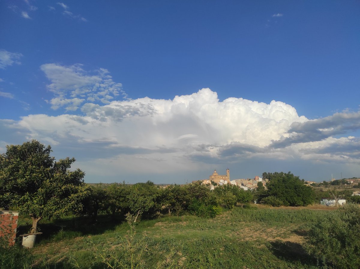 Albertoalka's tweet photo. La #tormenta que está afectando a los puertos de #beceite vista desde la localidad de #castelseras en el #bajoaragon 
@AEMET_Aragon 
@tiempobrasero 
@meteo_aragon https://t.co/snWKvs8cIH