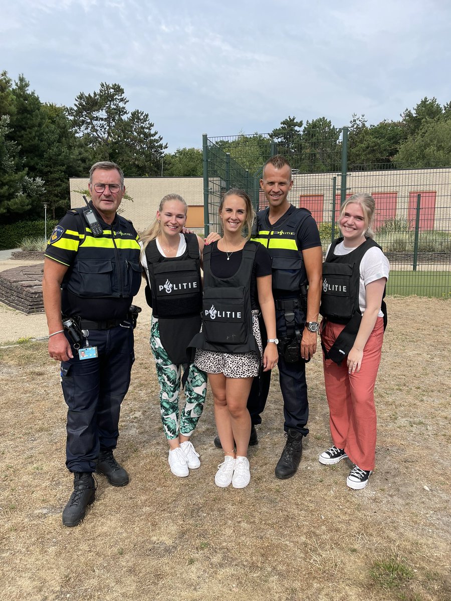 Wijkagenten <a href="/WA_Vogelwijk/">Wijkagent Chiel Lentz</a>  en <a href="/WA_Segbroek/">Wijkagent Jan Willem Pasman</a>  brachten vandaag een bezoek aan <a href="/youz/">youz</a>. Leuke cadeautjes meegenomen voor de enthousiaste kinderen. @DeSegbroeker22