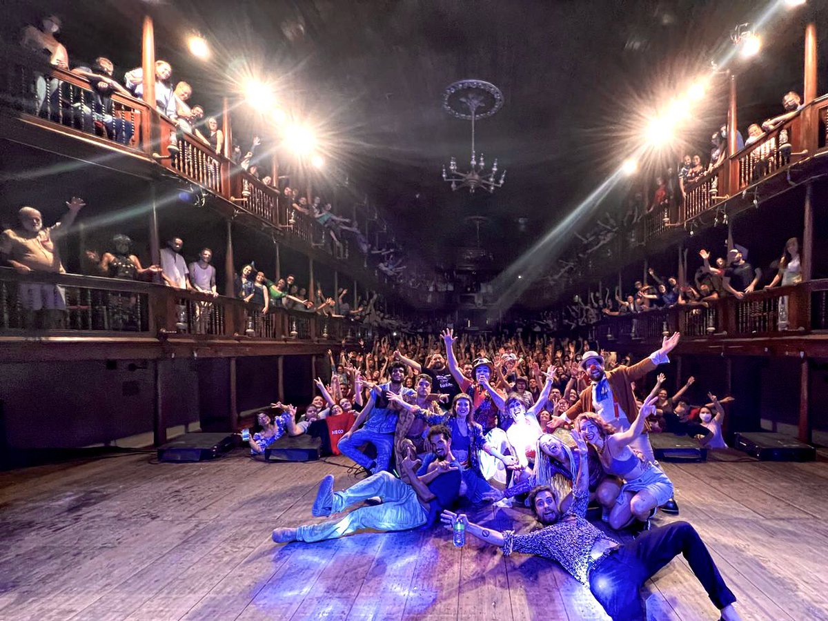 caroleesousa's tweet photo. Fim de turnê com @oteatromagico e foi foda!
Já quero de novo! https://t.co/fIVsLmSTI2