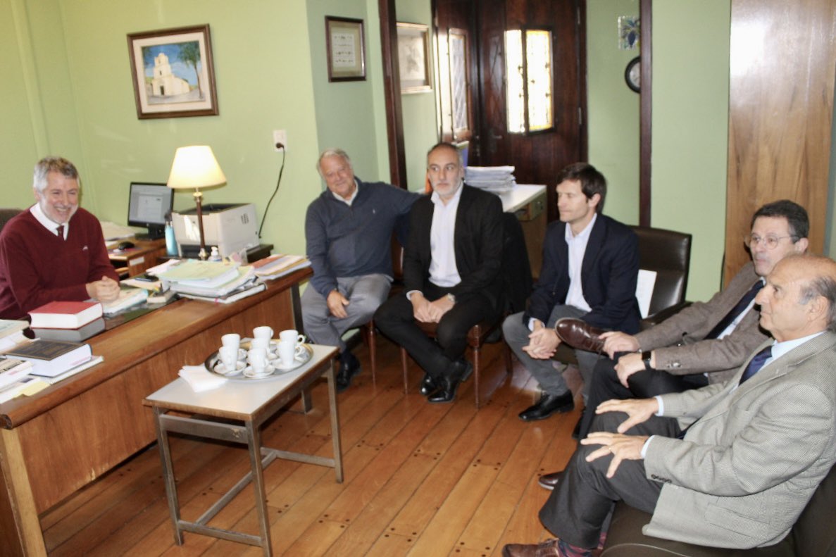 CA_MDP's tweet photo. Autoridades del Colegio se reunieron con integrantes de la Cámara Civil y Comercial Departamental, con el fin de abordar diversas cuestiones e inquietudes  trasladadas por colegas, fundamentalmente en torno a las regulaciones de honorarios.
👉🏼 https://t.co/w4c9OvSJtj https://t.co/X83crGFd54