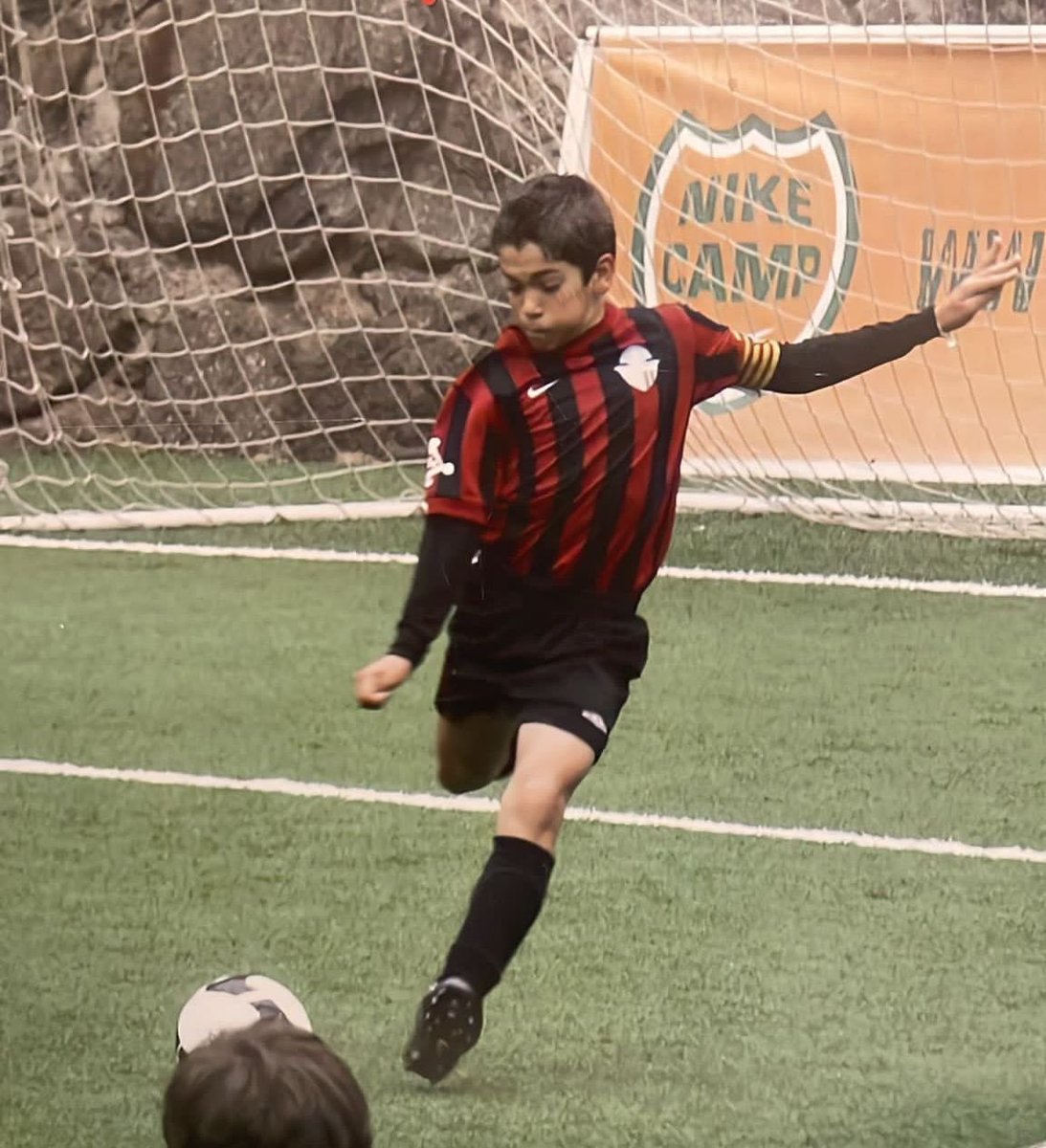 DEBUT | Aquest cap de setmana, l’ex-vermell-i-negre Joan González va debutar a la Serie A (1a Divisió Italiana - <a href="/SerieA/">Lega Serie A</a>) amb la <a href="/uslecce/">US Lecce</a>.

<a href="/JoanGonzi/">Joan Gonzàlez Cañellas</a>, 🔴⚫️ des de Patufet fins a Benjamí de 2n any. 🤩

#SomVermelliNegres #SomelSantCugat