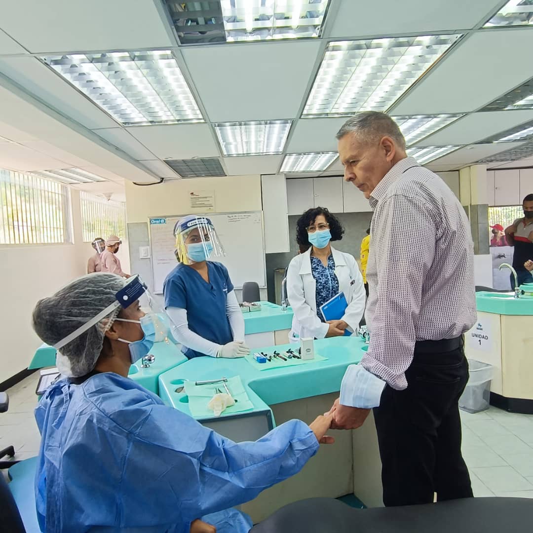 JoseVRangelA's tweet photo. El Centro de Especialidades Odontológicas - El Llanito, está 100% operativo, con equipos profesionales y técnicos, donde nuestros vecinos pueden disfrutar de forma gratuita diferentes servicios. Avanzamos con el plan de salud para tod@s #16Ago #MaestrosYObrerosDeLaPatria https://t.co/GHaAGx65zT