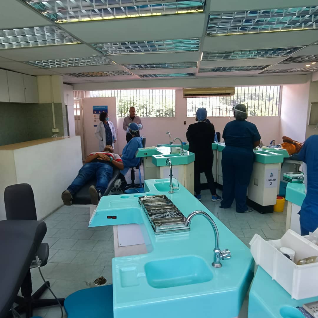 JoseVRangelA's tweet photo. El Centro de Especialidades Odontológicas - El Llanito, está 100% operativo, con equipos profesionales y técnicos, donde nuestros vecinos pueden disfrutar de forma gratuita diferentes servicios. Avanzamos con el plan de salud para tod@s #16Ago #MaestrosYObrerosDeLaPatria https://t.co/GHaAGx65zT