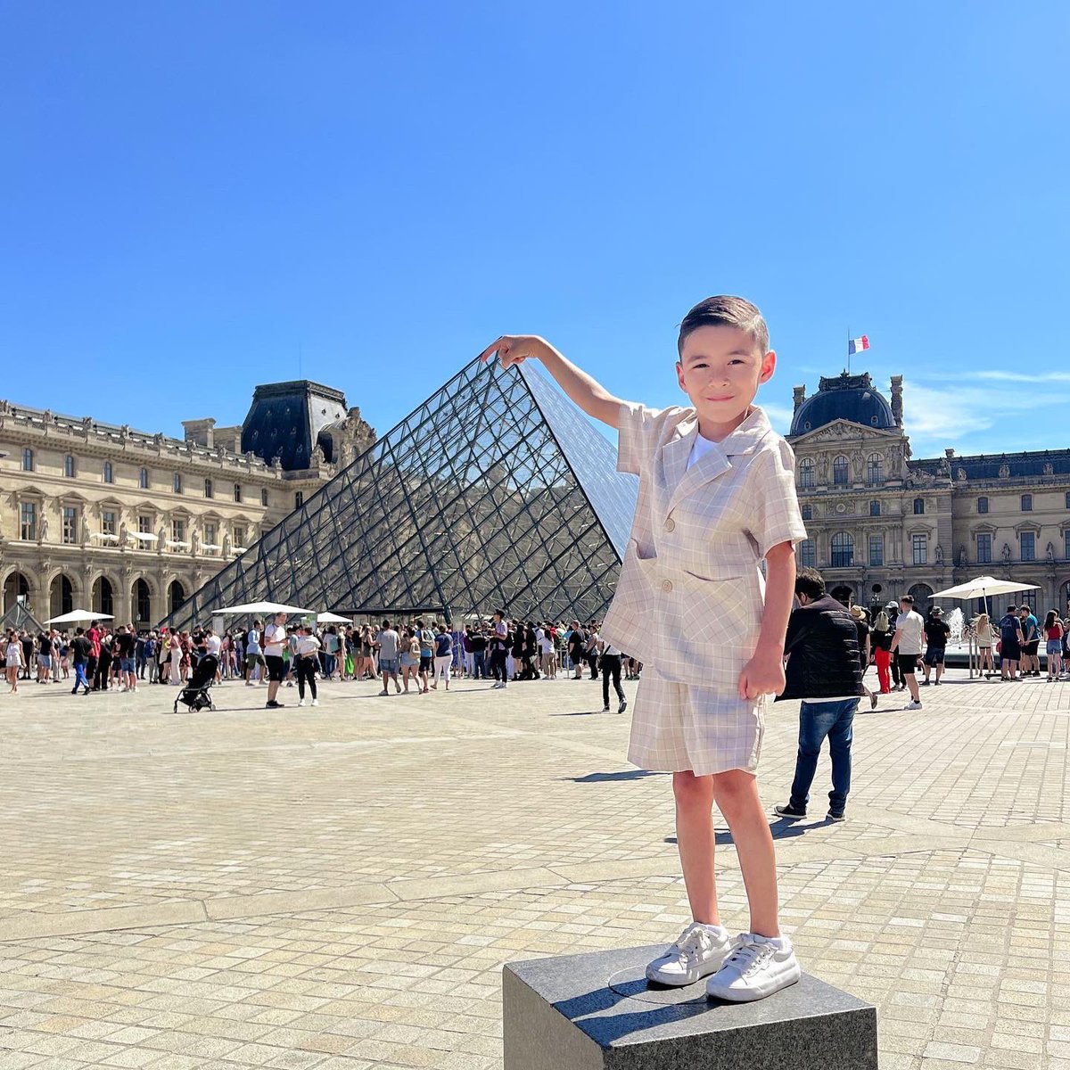 abbygrimaldo_'s tweet photo. The Garcia/Grimaldo’s in Paris! ❤️ https://t.co/vncBZOfeQU