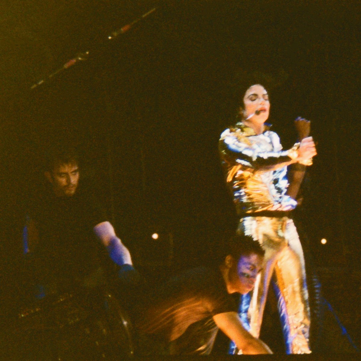 mjupdatebyharry's tweet photo. Here I share some pictures of Michael Jacksons HIStory Tour. I start with my first MJ concert in 1996 in Amsterdam:
 #MJTours #MichaelJackson
All pictures by @hahehmann https://t.co/DlXegl6h9z