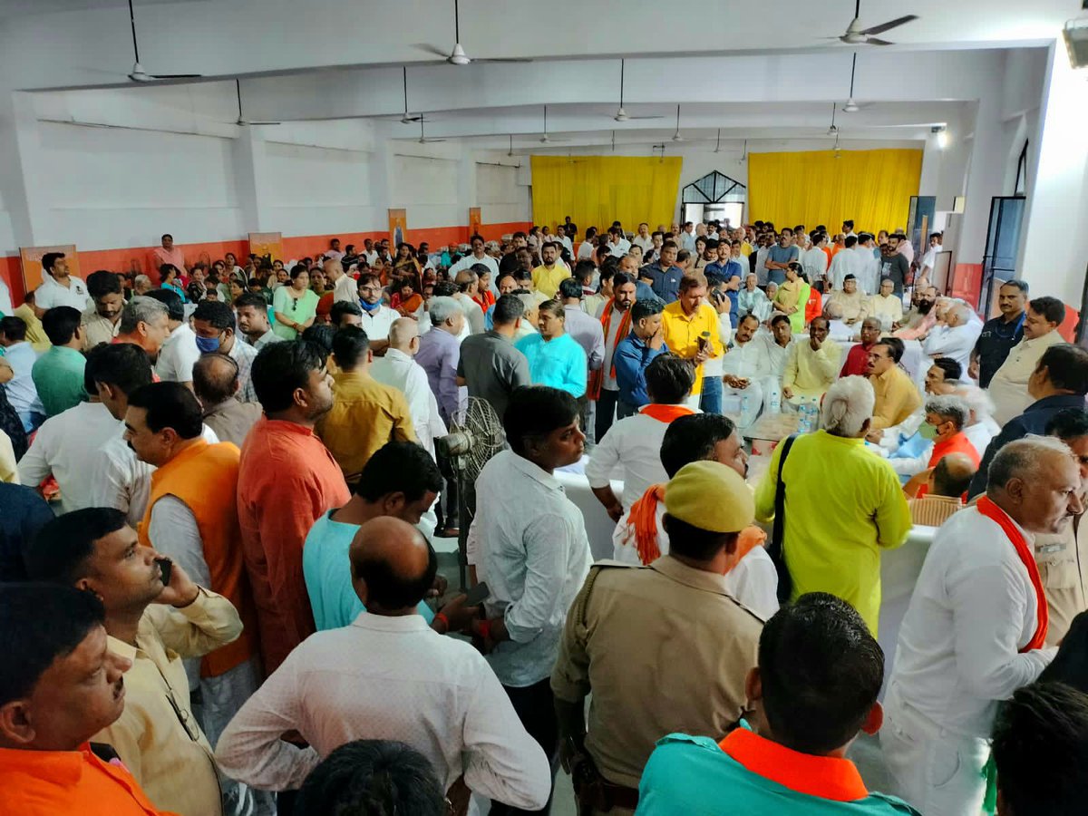 laljitandon's tweet photo. मा• सदस्य विधान परिषद श्री मुकेश शर्मा जी, माननीय महापौर श्रीमती @SanyuktaBhatia जी, मा• विधायक डॉ @DrNeerajBora जी, मा• विधायक श्री योगेश शुक्ला जी सहित गणमान्यजनों ने भारत रत्न' श्रद्धेय अटल बिहारी बाजपेई जी को पुष्पांजलि अर्पित किया। https://t.co/yxcyOMAkme