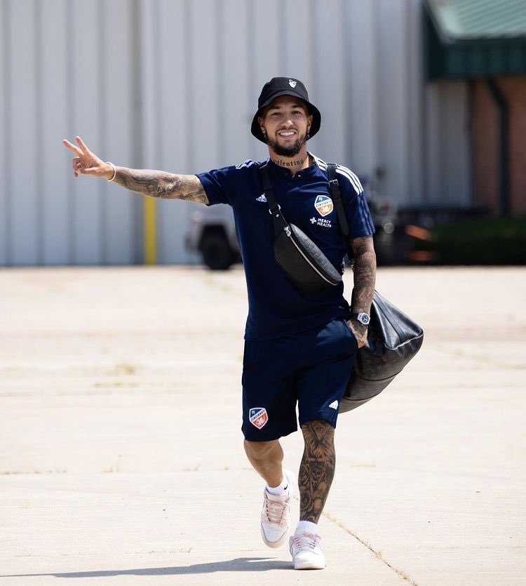 soccer_crush's tweet photo. We hope your birthday is a blast @bethinthenati !! ♥️💙🧡🤍
We got you a gift— crushes in bucket hats!
#ComeBackStrongerThanA90sTrend #HBDBeth #COTW @MoSalah @ChristenPress @mPinoe @LuchoAcosta94 https://t.co/9BiEUgtZVi