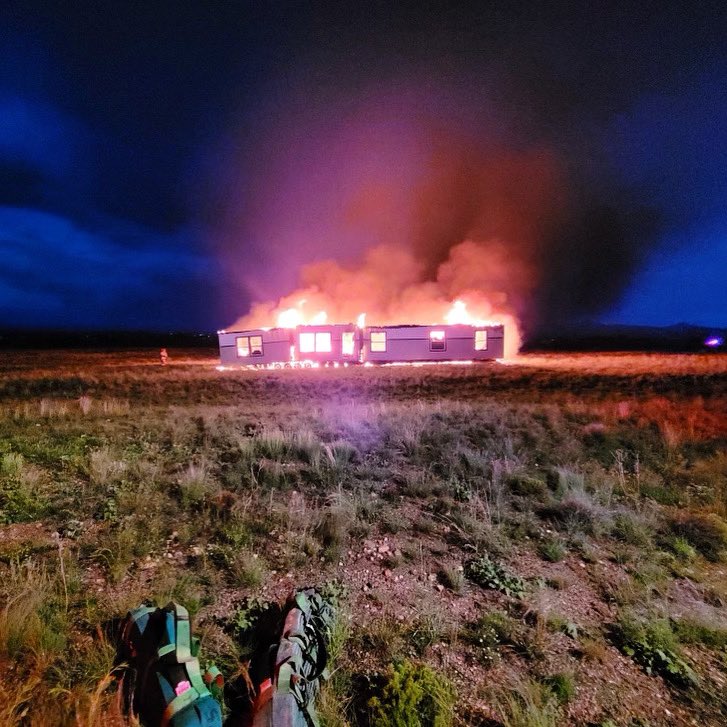 centralazfire's tweet photo. Multiple engines recently responded to a fully-involved manufactured home fire in #Paulden. The home was under construction and unoccupied. Crews contained the fire, keeping it from spreading to vegetation, and remained on scene until it was safe. There were no injuries reported. https://t.co/ikh7ATsoY0
