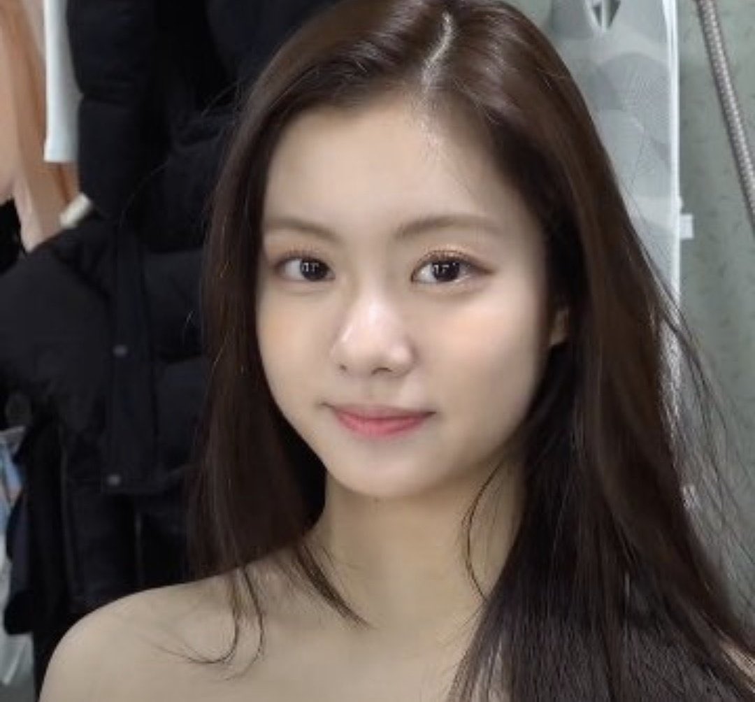 garamspics's tweet photo. she's the strongest girl i know. even with all the hate &amp; harassment she was getting, she still managed to smile for the camera. i miss you so much angel #kimgaram :(( https://t.co/gjRj07TRxJ