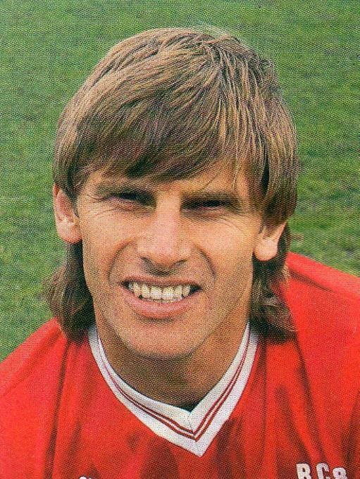 robertmdaws's tweet photo. #AlanWalsh In 1984, he joined @BristolCity , making 218 league apps, winning their player of the season award in 1987–88. During his time at City he became renowned as an early exponent of the stepover football skill, colloquially known as the 'Walshy shuffle' https://t.co/y8IPgS0fHn