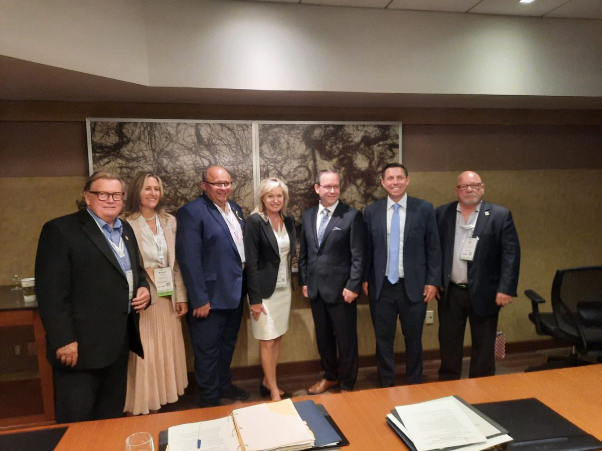 patrickbrownont's tweet photo. Joined the @ONBigCityMayors for a productive meeting with my old colleague from Simcoe County and Ontario’s @attorneygeneral @douglasdowney. Judicial resource shortages are severely hampering our POA courts. Thank you Doug for hearing our concerns.  #AMO2022 @AMOPolicy #onpoli https://t.co/w2b70TtC7q