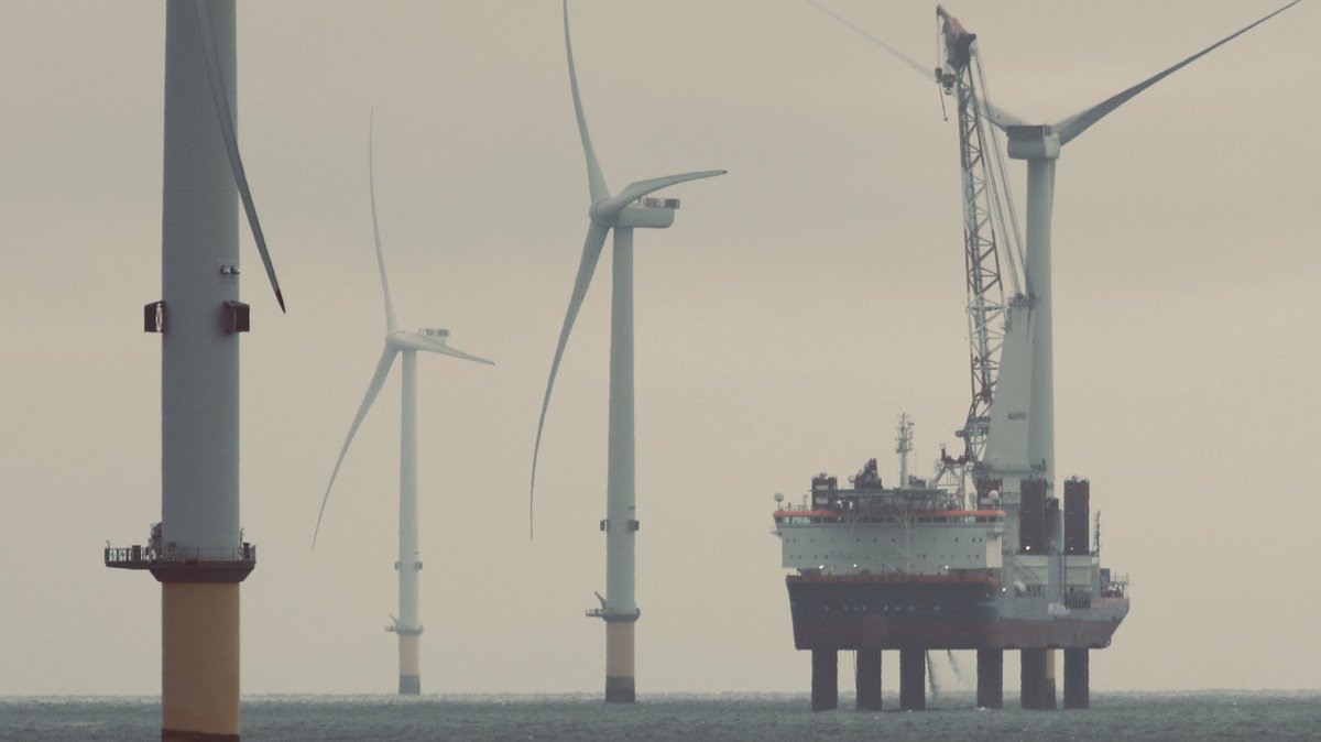 WixpixRob's tweet photo. Not everyone enjoying a cruise, seen earlier working on the Western fringes of the #WalneyOWF #MPIAdventure jacked up, on her 6 legs.

📸WixPix@Sea (also working, at work 🤔😉) https://t.co/ttbugTYcaS