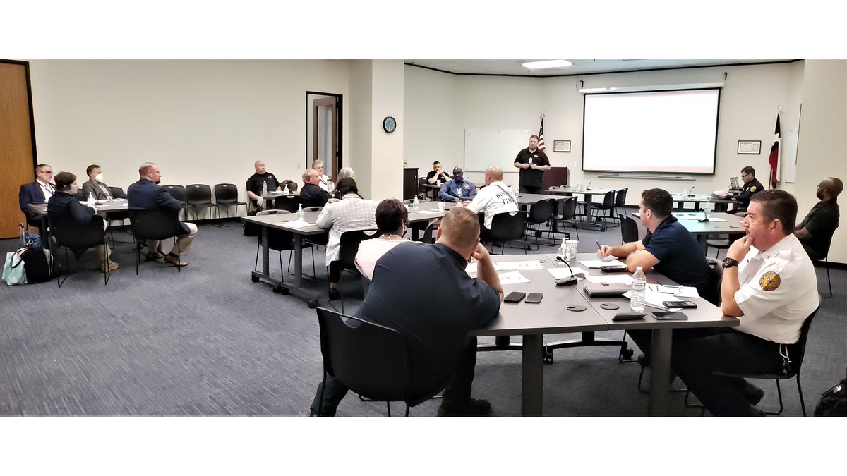 SETRAC_TX's tweet photo. NDMS is a federally coordinated healthcare system and partnership of @HHSGov, @DHSgov, @DeptofDefense, and @DeptVetAffairs.  

SETRAC hosted an exercise to assess the ability of the Houston region to coordinate, receive, track, and repatriate patients from an impacted area. https://t.co/EW42mY982I