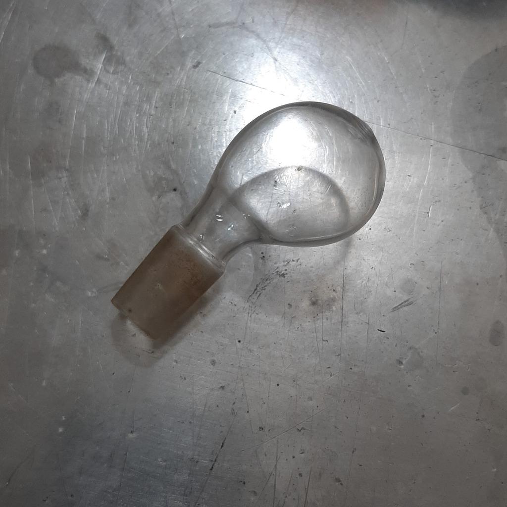 FelipeDemidoff's tweet photo. @Fenrir188 @MitraRChem I'm not sure of its actual name, we had it custom made at a glassblower using the male joint from a broken condenser. https://t.co/DYE8DKXH6d