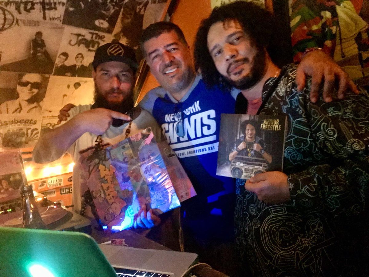 Arthurfreestyle's tweet photo. No fim de semana estreou meu Vinil Compacto no “Fatiados Discos” e tocou os sons “De Coração” e “Outro Lugar” com Dj Hum e Dj Alan lançando só as melhores. Grato pela consideração, tamojunto! 🙌🏽🔥🎤
#arthurfreestyle #fatiadosdiscos #sumaré #djhum #djalan #ruas #sp #brasil #djs https://t.co/z3Q5LE3vpc