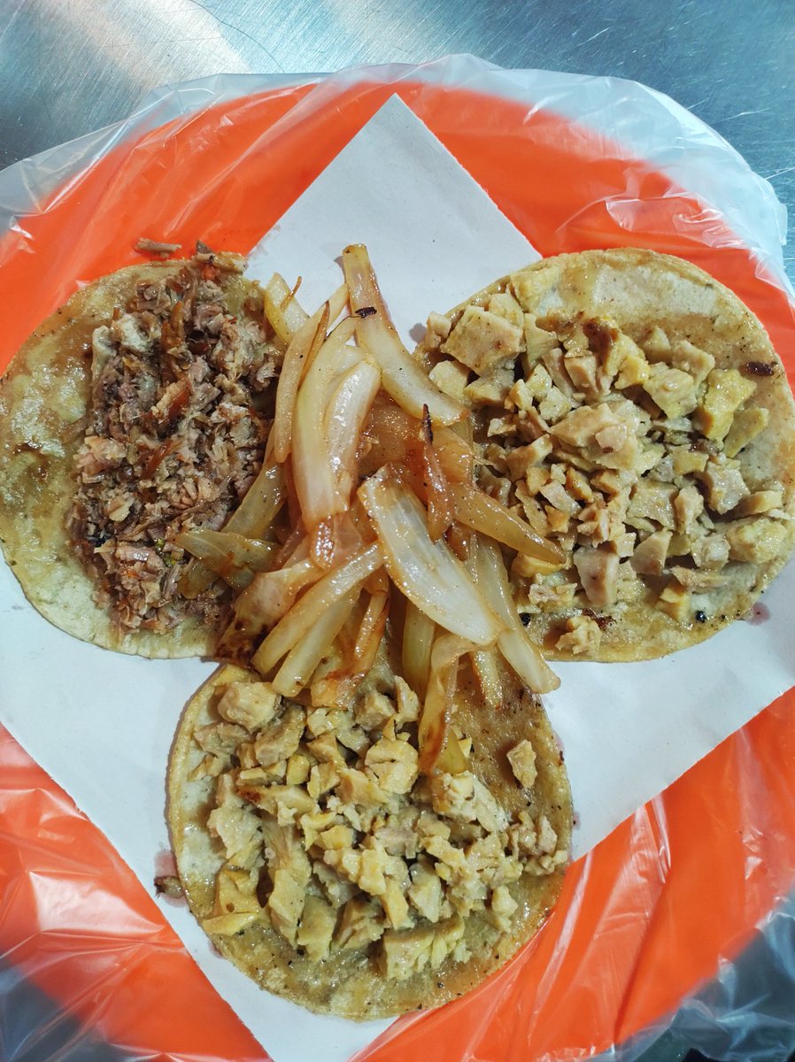 MexiTacosTab's tweet photo. Suadero & ubre 🤤🌮 ¡Te esperamos en MexiTacos!
Velódromo Deportiva frente a las canchas de fútbol 🌮😎 a partir de las 5 pm
#TacosChilangos
#MexiTacos
#Suadero
#Tripa
#Ubre
#Longaniza
#Asada
#Orejitas
#Cuerito
#Chistorra
#ChorizoArgentino
#Villahermosa https://t.co/8dKMp2Jk9S