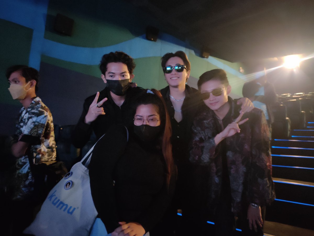 StylersOfficia1's tweet photo. NEW STYLE at "FOOL" MV Red Carpet Premiere 081422

NEW STYLE with STYLERS!..
and fans of @ericejercito and the other viva artist 

#FoolRedCarpetPremiere 
#EricEjercito #FoolMV
@ericejercito
@VivaArtists_
@NewStyle_offcl
@humblebhy https://t.co/qJ4ohfjIjQ