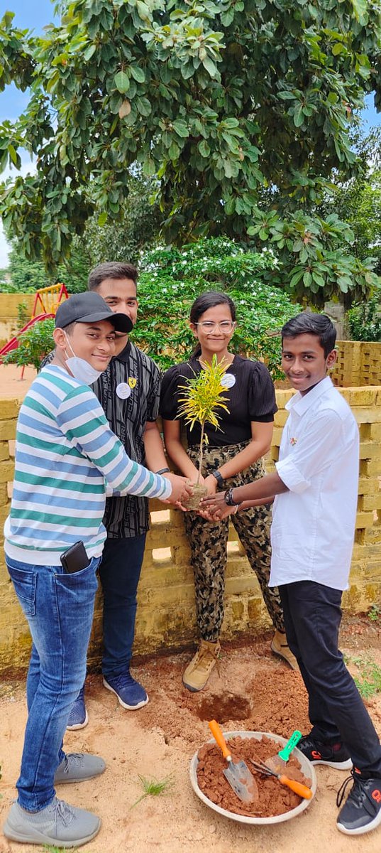 RotaryNeeladri's tweet photo. Interactors of Interact club of Bhubaneswar Neeladri has observed the independence day 2022 AZADI KA AMRIT MOHOTSAV along with plantation program at Jawarhal Lal Bal Bhaban in Pokhariput.#August15  #AzadiKaAmritMahotsav #independenceday2022 #Rotary
#interactors @RotaryNeeladri https://t.co/puUXAvkIO6