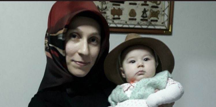 TutsakBebekler's tweet image. GEBZE

Bahar üç aylık bebekti annesiyle cezaevinde kalmaya başladığında, şimdi 4 yaşında. Anne Özge Elif Hendekçi bir avukat. Aralık 2017'den beri tutuklu. 
Annesinin kaleminden:"86 günlüktün güneşi çaldıklarında senden"

@Gulden_Sonmez

#Endpushbacks