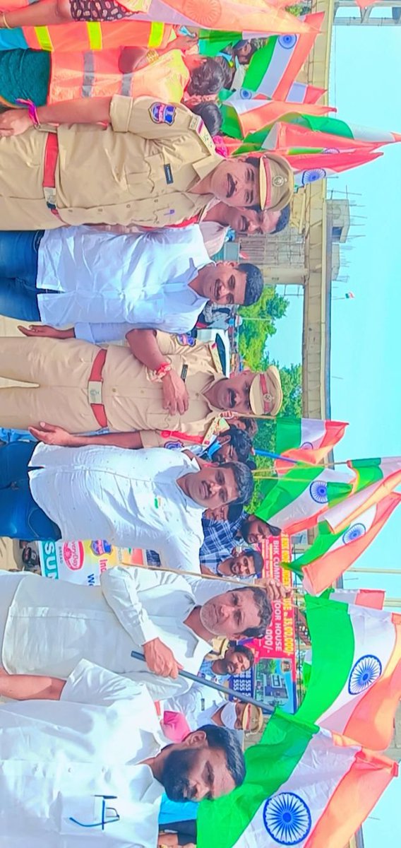 uppalps_'s tweet photo. #SwatantraBharataVajrotsavalu
The 
@uppalps_
 organized #MassRecitation of #NationalAnthem in view of #75yerasOfIndependence celebrations. #CP_Rachakonda,
@DcpTrafficRck
 #SHO 
@uppalps_
 , students &amp; #LocalPublic participated.
#సామూహికజాతీయగీతాలాపన 
#IndiaAt75 https://t.co/lKUuwIXQCE