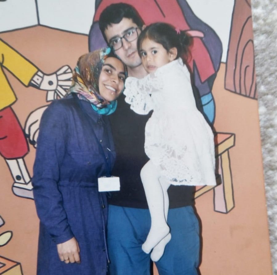 TutsakBebekler's tweet image. AFYON

Sultan Alan 2020 nın Haziran ayında bir akraba ziyareti esnasında tutuklanıp 6,3 ay hüküm aldı.

Elif (7) yıllar sonra babasına kavuştu ama şimdi de annesi uzakta.

Küçük çocuklar, anne sevgisinden, şefkatinden mahrum bırakıldı!

@CihnAydin

#Endpushbacks