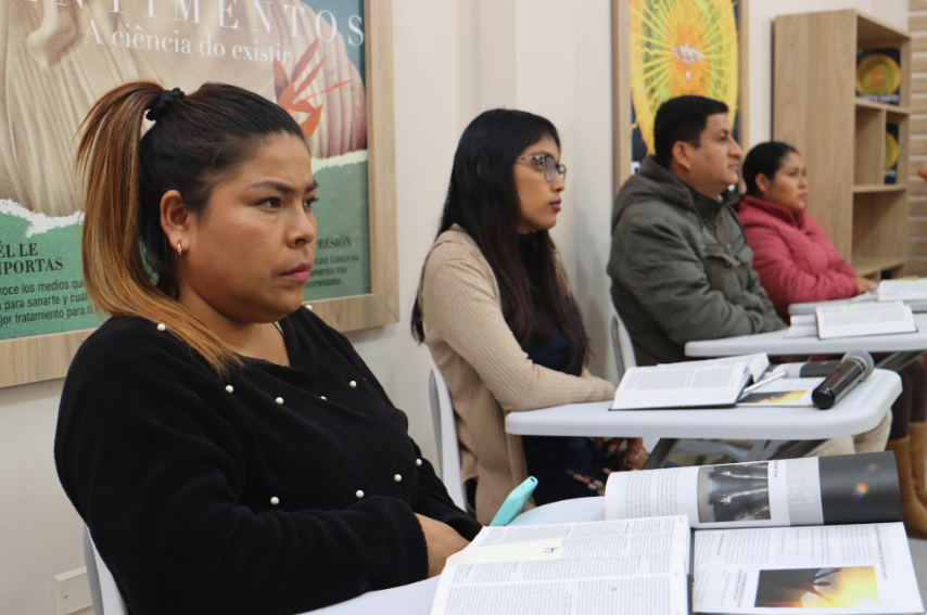 Fantástico!! Mucha gente quiere saber más acerca de la revelación divina. ¡Alabado sea Dios! 
Más de 100 personas solicitan estudiar la Biblia en transmisión en vivo | bit.ly/3JZv7aC