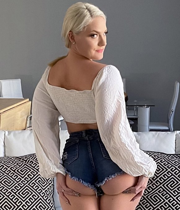 Short shorts time? https://t.co/dvvuq9ETCJ<a href="/tag/fantasyfestfridays"class="tags"><span>#fantasyfestfridays</span></a>