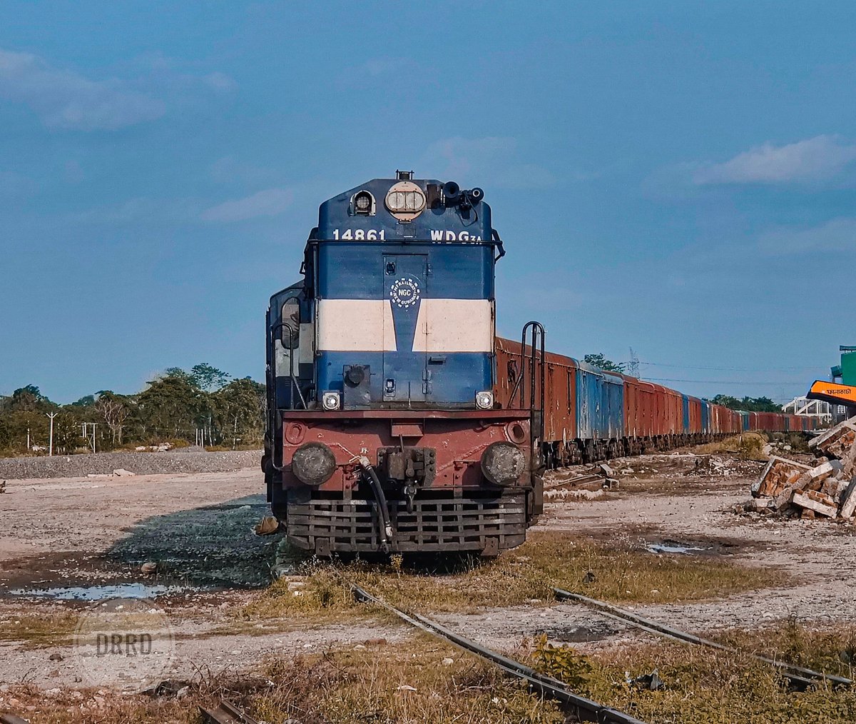DRRD99's tweet photo. Unelectrified NFR had a different vibe which is lost now due to OHEs 

Sharing a pic from the past golden days of NFR

14861 #NGC WDG3A stable at #FLK yard with empty BCN rake 

@drm_apdj
@gm_nfr
@RailNf 
@drm_lmg_nfr 
@Babai20011 
@Subha_20002 
@NFR_Enthusiasts 
@InfinityRails https://t.co/dxyUGK6k9t