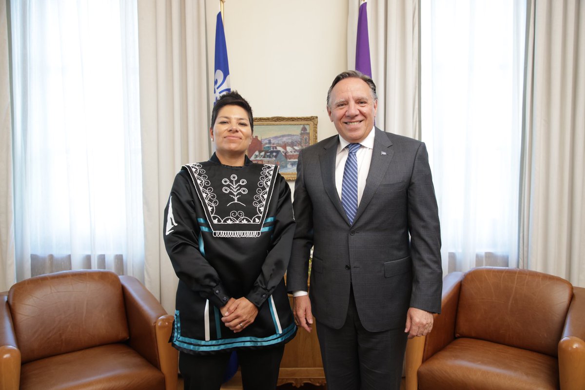 francoislegault's tweet photo. Bonne rencontre avec la grande cheffe de Kahnawake, Kahsennenhawe Sky-Deer, en compagnie du ministre responsable des Affaires autochtones, @IanLafreniere. Nous avons parlé de réussite éducative des jeunes et du renforcement des relations entre nos nations. https://t.co/nEHv56w0Ap