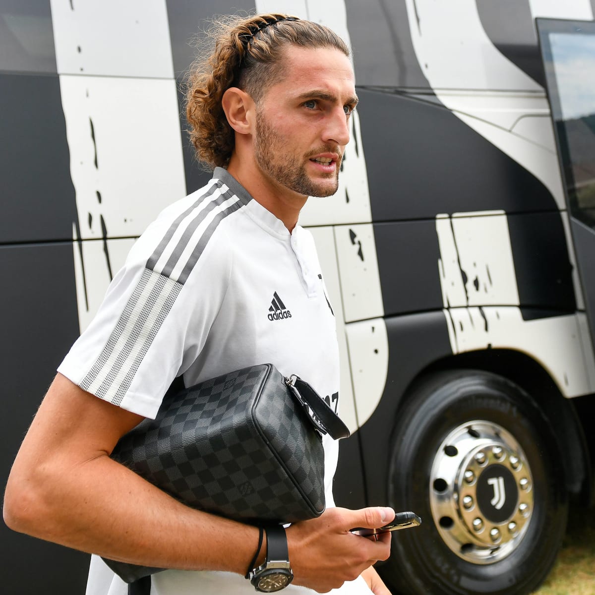 DeadlineDayLive's tweet photo. 🚨 Manchester United have called OFF their move to sign Adrien Rabiot due to his 'obscene' salary demands.

(Source: MEN) https://t.co/cjtvrIYd9W
