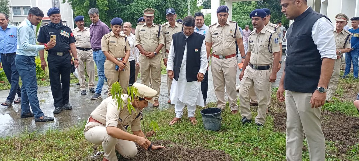 theCopperkraft's tweet photo. 4/n
All afforestation here at the #CopperkraftCityForest is carried out under the expert guidance of Mr. Ambrish Kela and #Scientech Eco Foundation. We are extremely thankful them and to the #MadhyaPradeshPolice for giving us this precious site for #afforestation. https://t.co/VUXad2OvTp