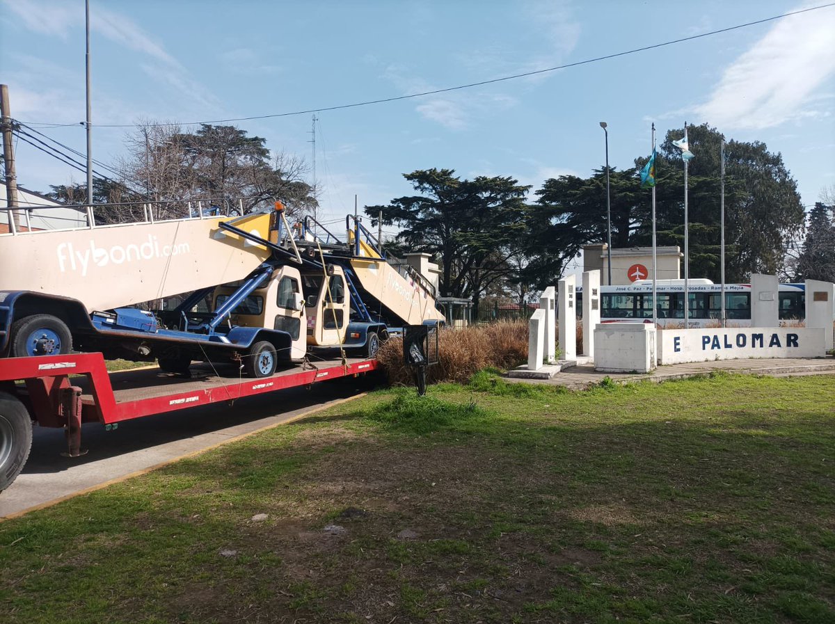 marubrizzi's tweet photo. Tristeza absoluta. Así desmantelan el Aeropuerto de El Palomar que le dio a miles de argentinos la oportunidad de subir a un avión. El cuarto kirchnerismo se está llevando puesto todo. https://t.co/vxyywuQtpd