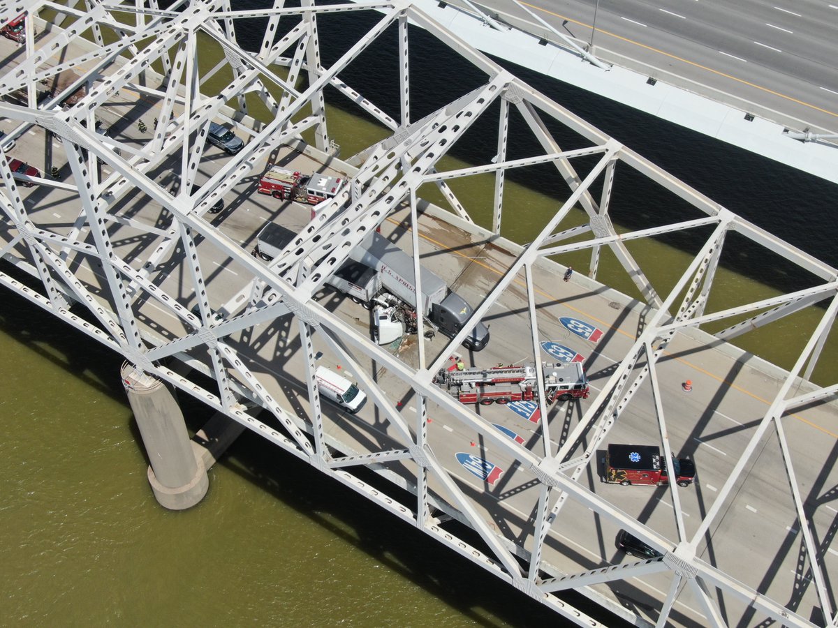 WDRB News on Twitter "Five trucks collided on the Kennedy Bridge this afternoon, closing all