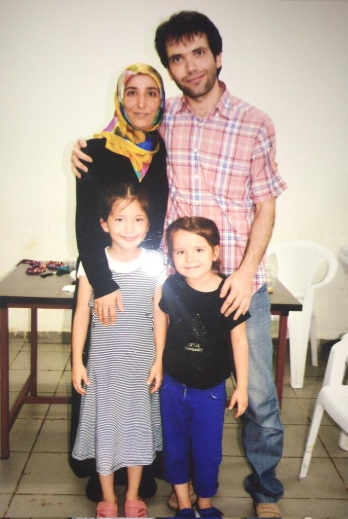 TutsakBebekler's tweet image. OSMANİYE

İki kız kardeş Betül(12) ve Nihal(9,5), aylardır annesizlige alışmaya çalışıyorlar.

69 ay önce anneleri Ayşe Keten tutuklanarak çocuklarından koparıldı.

10 yıl cezası onanan Tekstil mühendisi Ayşe Keten artık kızlarına kavuşsun.

@kemalgoktas

#Endpushbacks