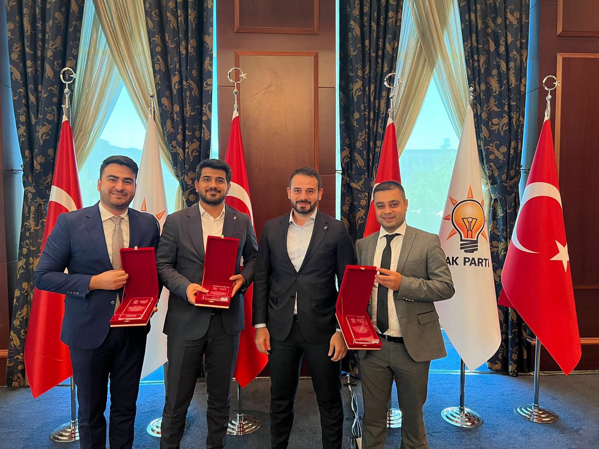 Akgenclik80's tweet photo. Osmaniye Gençlik Kolları Teşkilatımız üye çalışmalarında bu ay 2. olarak dereceye girme başarısı gösterdi. Başarı plaketimizi İl Gençlik Kolları Başkanımız @omerfarukbozkan , Genel Merkez Gençlik Kolları Başkanımız Sn. @eyupkadirinan ’dan aldı.😎

Akdeniz gümbür gümbür.😉 https://t.co/iv2grmdIMB