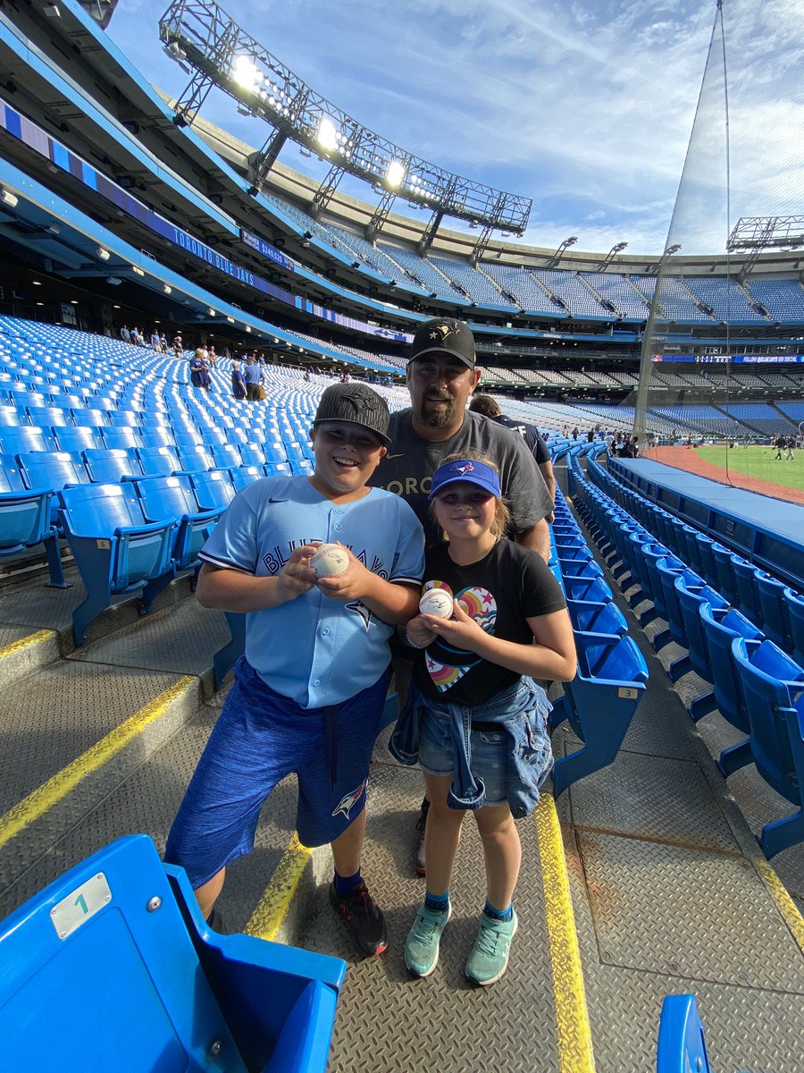 curtseitz's tweet photo. Big shout out to @CionelP made a couple new fans last night. Thanks for taking the time. #ForTheLoveOfTheGame https://t.co/hwszw27kbV